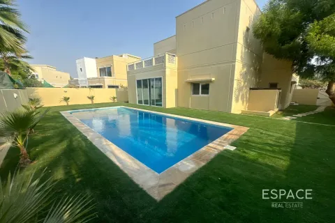 Villa en Meadows 1, Meadows, Dubai, 4 dormitorios, 390 m², № 62160 - foto 1