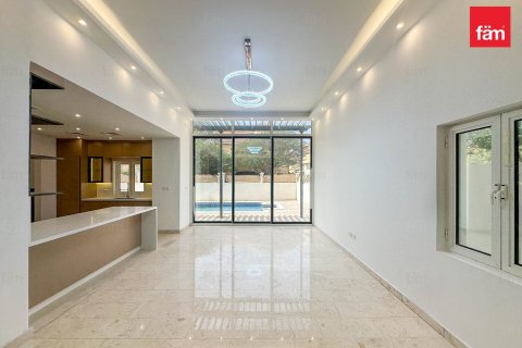 Villa in Dubai 5 bedrooms, 562.7 sq.m. № 93583 - photo 2