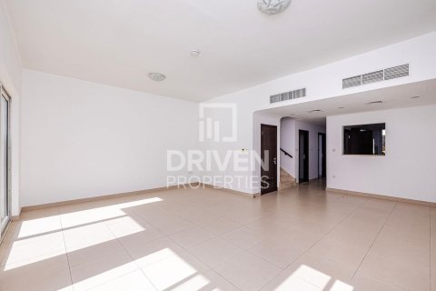 Townhouse in International City, Dubai 3 bedrooms, 156 sq.m. № 19985 - photo 2