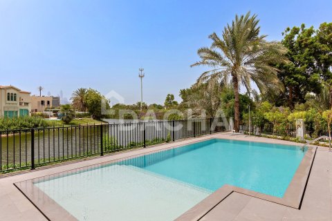 Villa in Jumeirah Islands, Dubai 4 bedrooms, 956 sq.m. № 104710 - photo 2