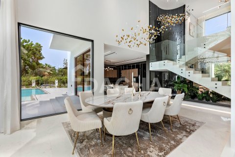 Villa in Jumeirah Islands, Dubai 4 bedrooms, 956 sq.m. № 104710 - photo 28