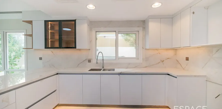 Villa à Meadows, Dubai, 5 chambres, 369 m², № 62049