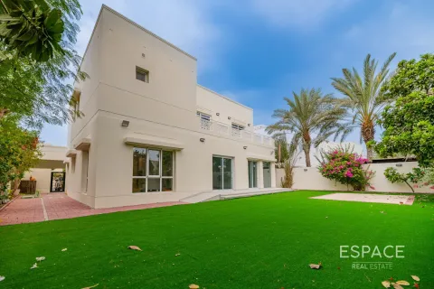 Villa à Meadows, Dubai, 5 chambres, 369 m², № 62049 - photo 1