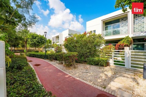 Снять в аренду таунхаус в Дубае: 3 спальни, 342.7м², № 90486 - фото 7