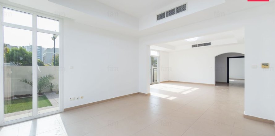 Villa in Dubai 4 bedrooms, 325.2 sq.m. № 135330