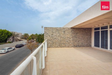 Villa in Dubai 4 bedrooms, 325.2 sq.m. № 135330 - photo 10