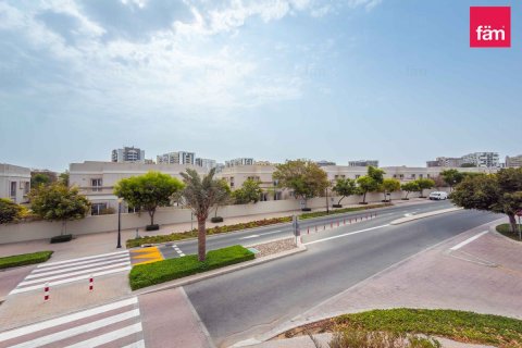 Villa in Dubai 4 bedrooms, 325.2 sq.m. № 135330 - photo 9