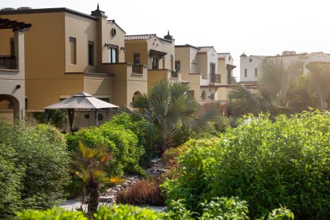 Adosado en Mirdif, Dubai, 2 dormitorios, 260 m², № 103673 - foto 12