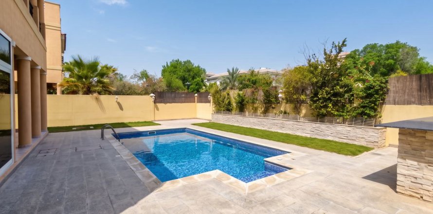 Villa à Dubai, 5 chambres, 561.1 m², № 137694
