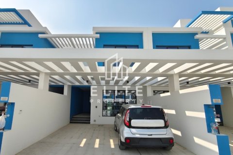 Townhouse in Dubai 4 bedrooms, 211 sq.m. № 69793 - photo 1