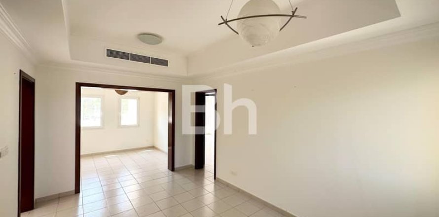 Villa in Dubai 4 bedrooms, 548 sq.m. № 22236
