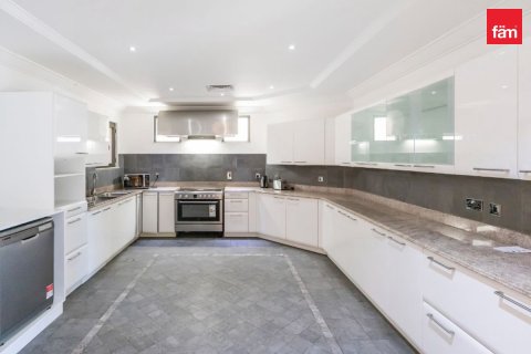 Снять в аренду виллу в Пальме Джумейре, Дубай: 4 спальни, 620.9м², № 8627 - фото 10