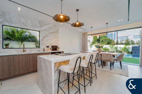 Купить виллу в Meadows, Дубай: 4 спальни, 353м², № 91286 - фото 8