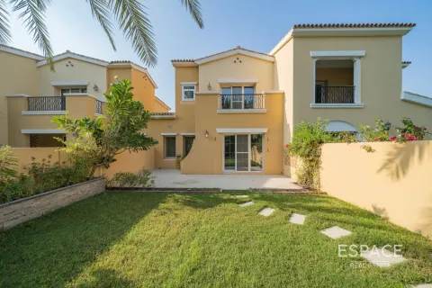 Снять в аренду виллу в Арабиан Ранчес, Дубай: 2 спальни, 175м², № 62036 - фото 1