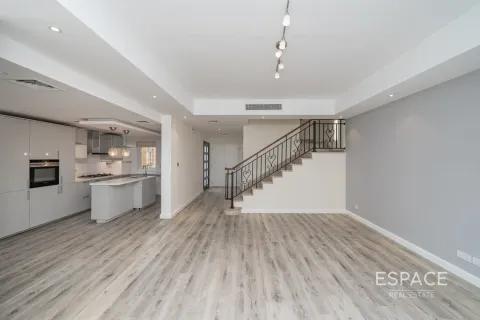 Снять в аренду виллу в Арабиан Ранчес, Дубай: 2 спальни, 175м², № 62036 - фото 3