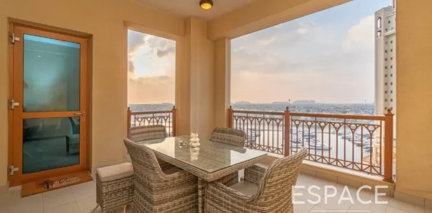 Apartment in Palm Jumeirah, Dubai 2 bedrooms, 161 sq.m. № 62037