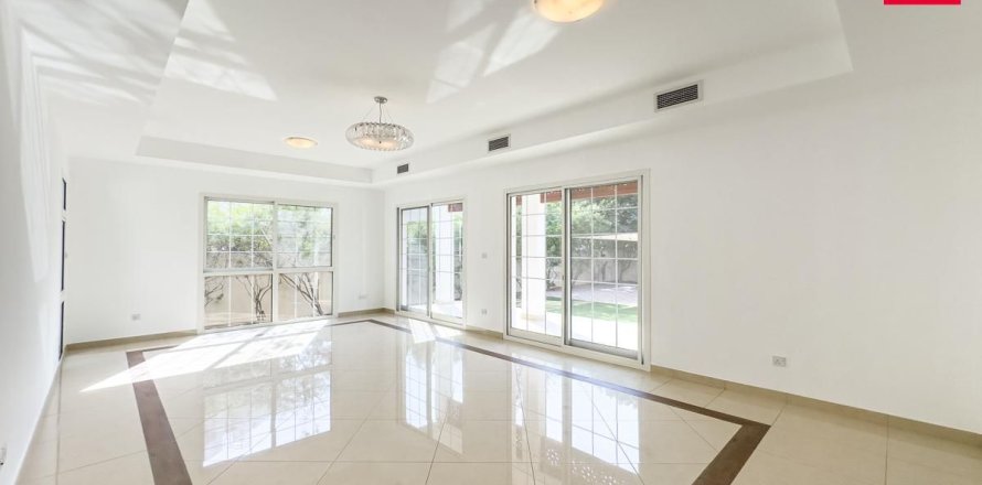 Villa in Dubai 5 bedrooms, 817.3 sq.m. № 111293