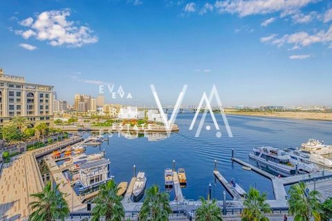 Apartment in Bur Dubai, Dubai 4 bedrooms, 466 sq.m. № 52769 - photo 2