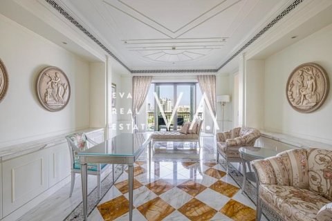 Apartment in Bur Dubai, Dubai 4 bedrooms, 466 sq.m. № 52769 - photo 17