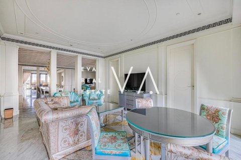 Apartment in Bur Dubai, Dubai 4 bedrooms, 466 sq.m. № 52769 - photo 12