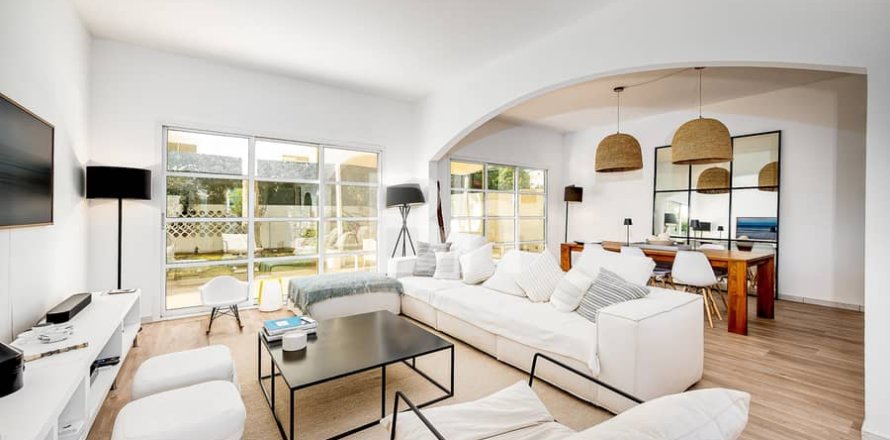 Villa in Umm Suqeim, Dubai 11 bedrooms, 5375 sq.m. № 21284