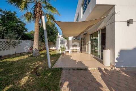 Villa in Umm Suqeim, Dubai 11 bedrooms, 5375 sq.m. № 21284 - photo 15
