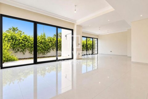 Villa in Dubai 6 bedrooms, 426.7 sq.m. № 143100