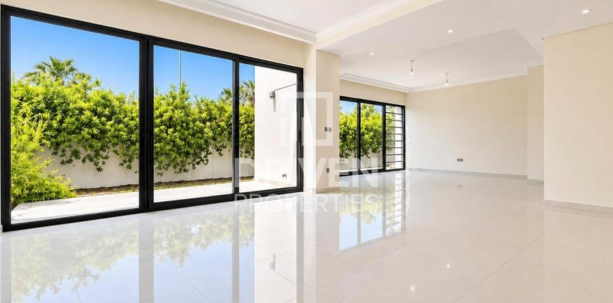 Villa in Dubai 6 bedrooms, 426.7 sq.m. № 143100