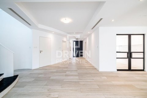 Villa in Jumeirah, Dubai 5 bedrooms, 357.12 sq.m. № 128992 - photo 16
