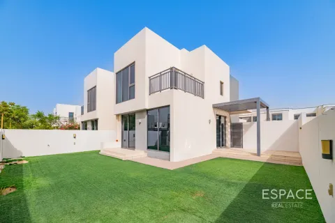 Villa in Dubai Hills Estate, Dubai 4 bedrooms, 229 sq.m. № 71283 - photo 1