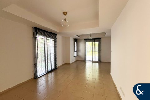 Снять в аренду виллу в Арабиан Ранчес, Дубай: 3 спальни, 236м², № 79182 - фото 2