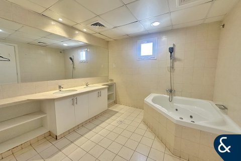 Снять в аренду виллу в Meadows 1, Meadows, Дубай: 6 спален, 457м², № 79183 - фото 11