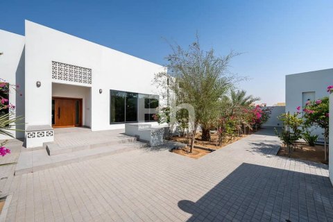 Снять в аренду виллу в Аль-Хаваниже, Дубай: 3 спальни, 1561м², № 24386 - фото 8