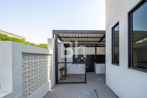 Снять в аренду виллу в Аль-Хаваниже, Дубай: 3 спальни, 1561м², № 24386 - фото 5