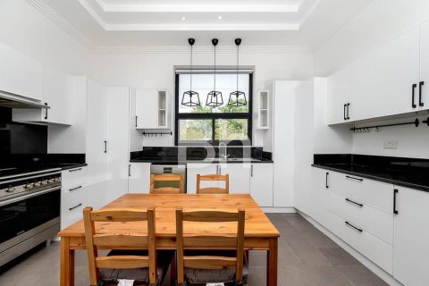 Снять в аренду виллу в Аль-Хаваниже, Дубай: 3 спальни, 1561м², № 24386 - фото 12