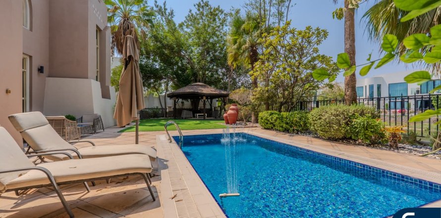 Villa in Jumeirah Islands, Dubai 4 bedrooms, 492 sq.m. № 76086