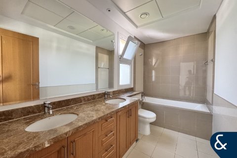 Villa in Dubai Land, Dubai 3 bedrooms, 190 sq.m. № 76242 - photo 9