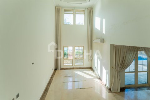 Villa en Dubai, 4 dormitorios, 492.4 m², № 7026 - foto 4