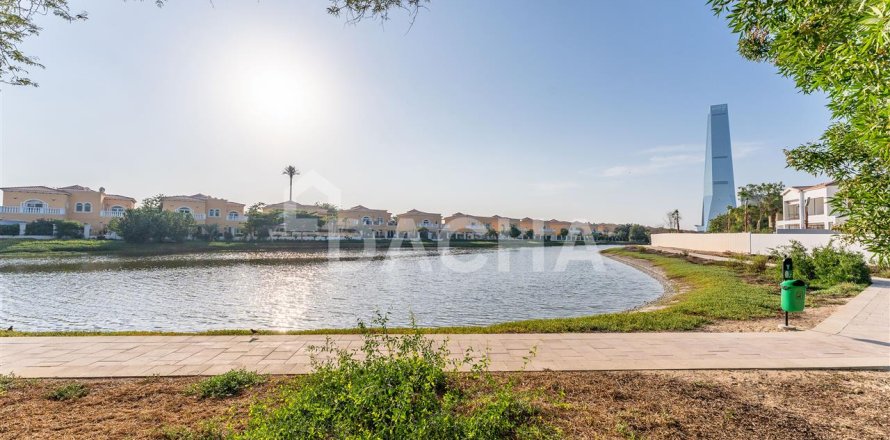 Villa en Dubai, 4 dormitorios, 492.4 m², № 7026
