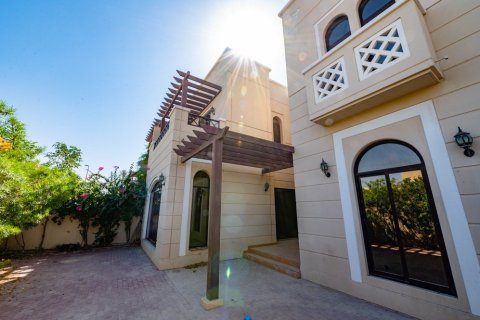 Villa in Mudon, Dubai 4 bedrooms, 372 sq.m. № 61211 - photo 5