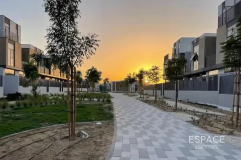 Купить виллу в Мудоне, Дубай: 3 спальни, 206м², № 61860 - фото 13