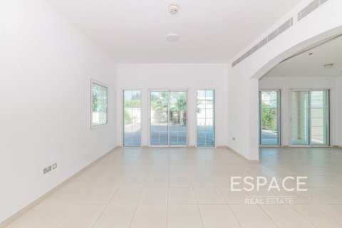 Villa en Jumeirah Village Triangle, Dubai, 2 dormitorios, 250 m², № 61872 - foto 2