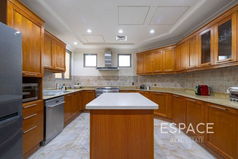 Villa in Palm Jumeirah, Dubai 4 bedrooms, 465 sq.m. № 61861 - photo 7