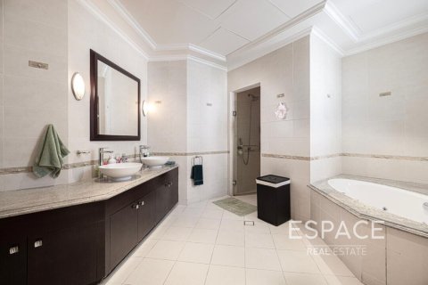 Villa in Palm Jumeirah, Dubai 4 bedrooms, 465 sq.m. № 61861 - photo 17
