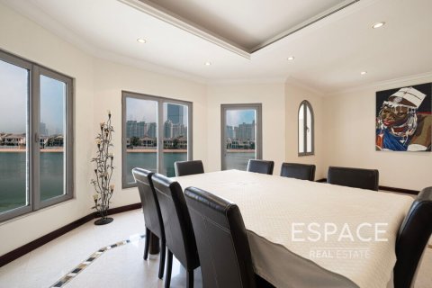Villa in Palm Jumeirah, Dubai 4 bedrooms, 465 sq.m. № 61861 - photo 16