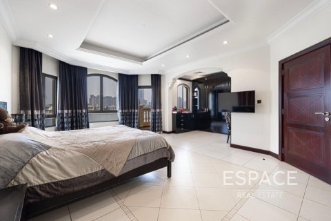 Villa in Palm Jumeirah, Dubai 4 bedrooms, 465 sq.m. № 61861 - photo 13