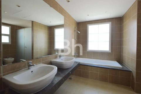 Villa in Jumeirah Village Triangle, Dubai 2 bedrooms, 636 sq.m. № 22156 - photo 3