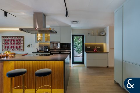 Villa in Meadows, Dubai 5 bedrooms, 381 sq.m. № 76065 - photo 3