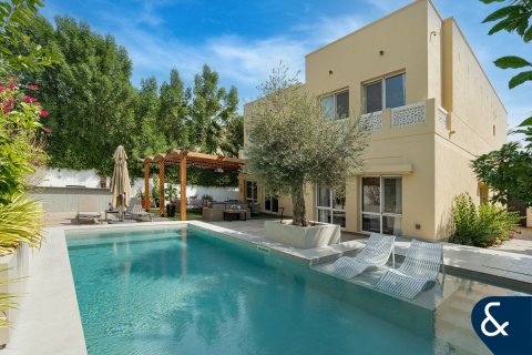 Villa in Meadows, Dubai 5 bedrooms, 381 sq.m. № 76065 - photo 1