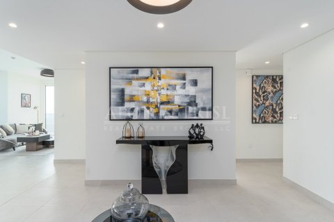 Apartment in Al Kifaf, Dubai 3 bedrooms, 164 sq.m. № 61225 - photo 5